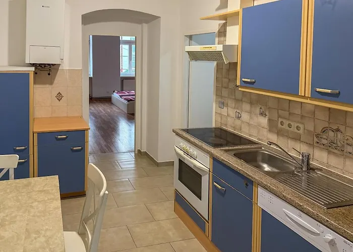 5 Guests Near Main Station Daire
