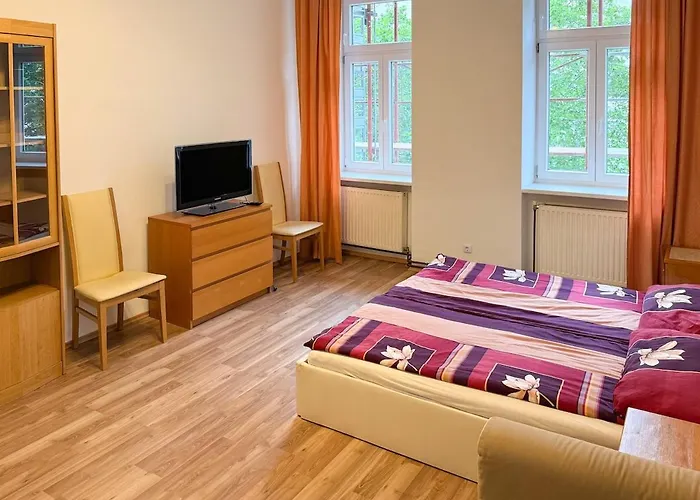 5 Guests Near Main Station Daire *
