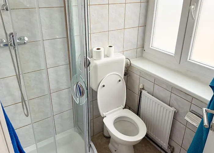 5 Guests Near Main Station Daire